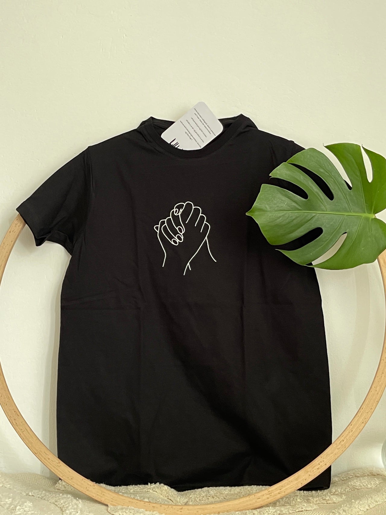 schwarzes Shirt "Zusammenhalt" bedruckt mit kurzem Arm