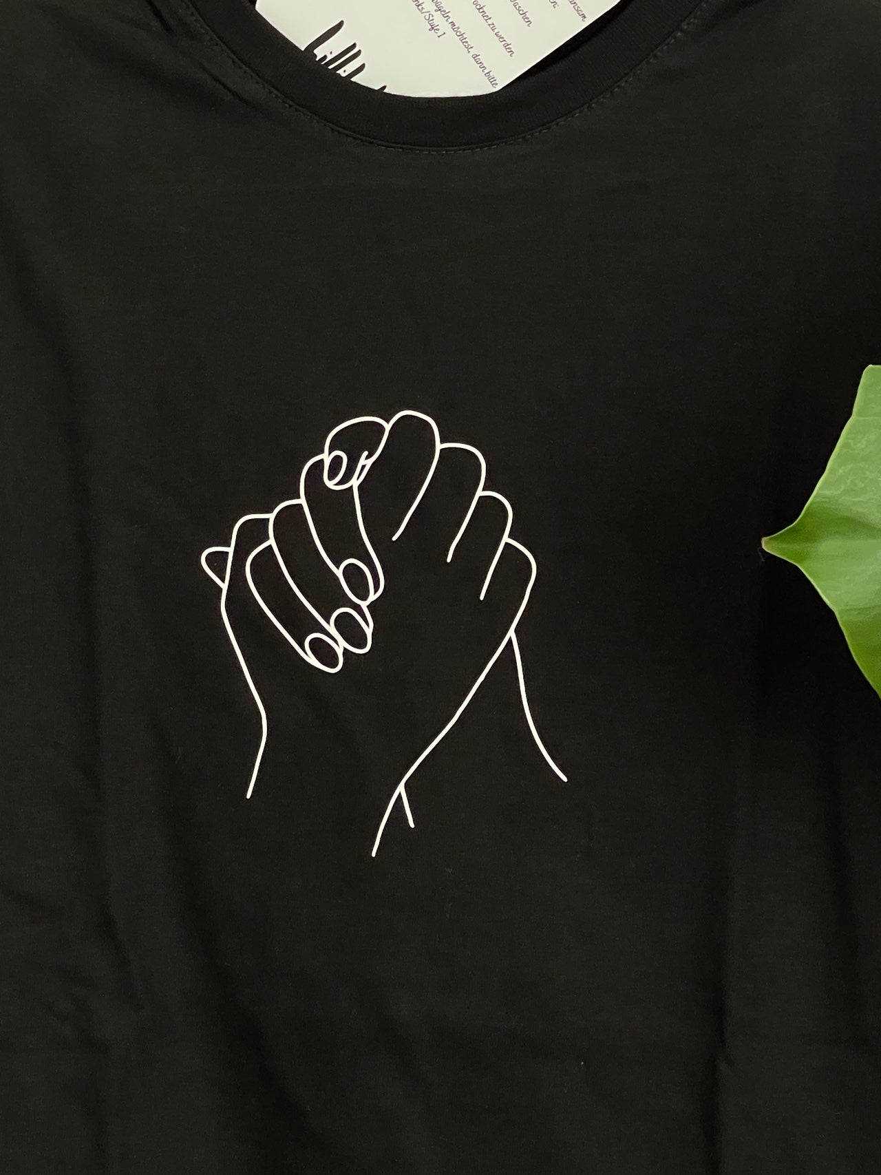schwarzes Shirt "Zusammenhalt" bedruckt mit kurzem Arm