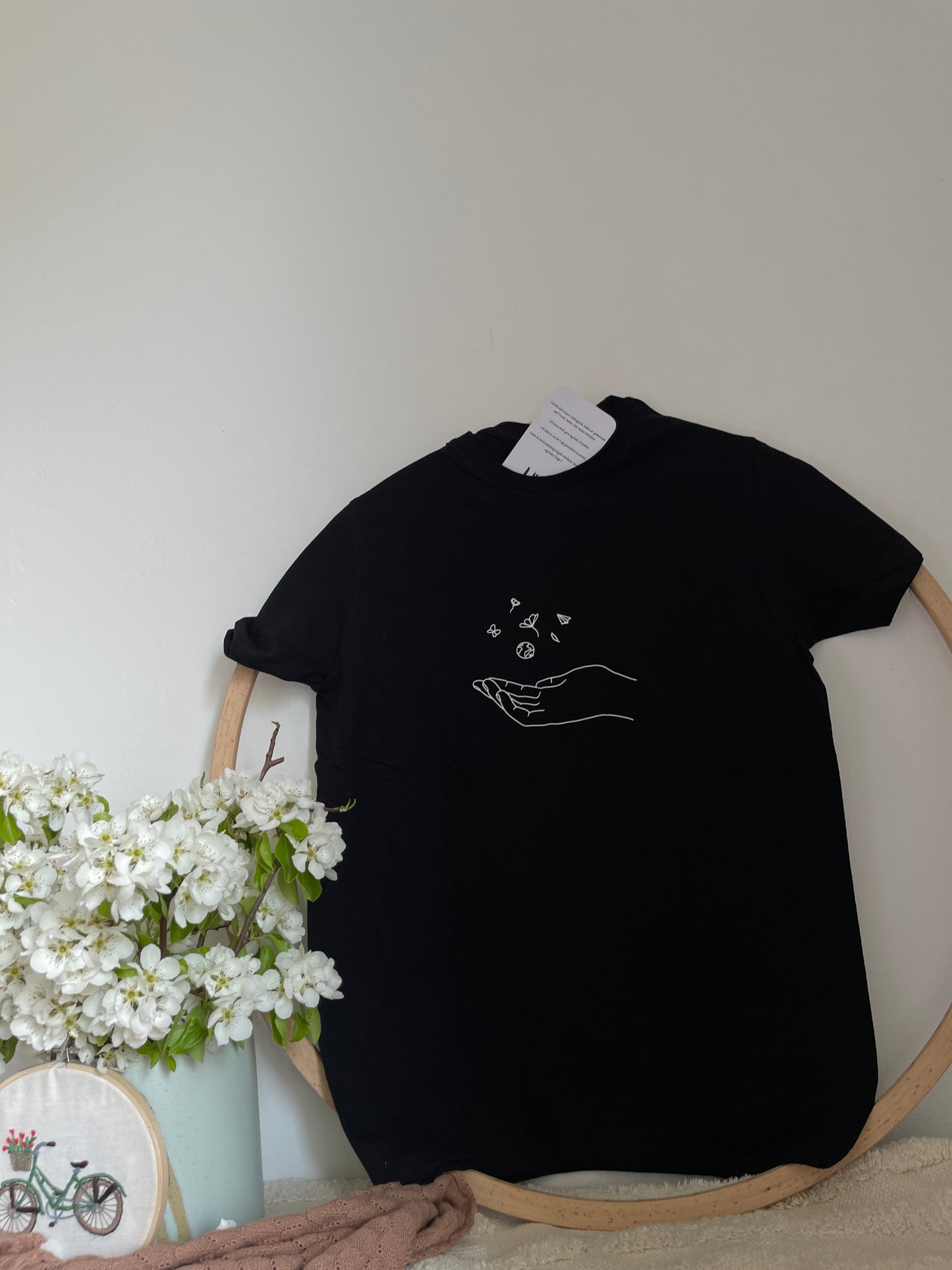 schwarzes T-Shirt "Magic in your hands" bedruckt mit kurzem Arm