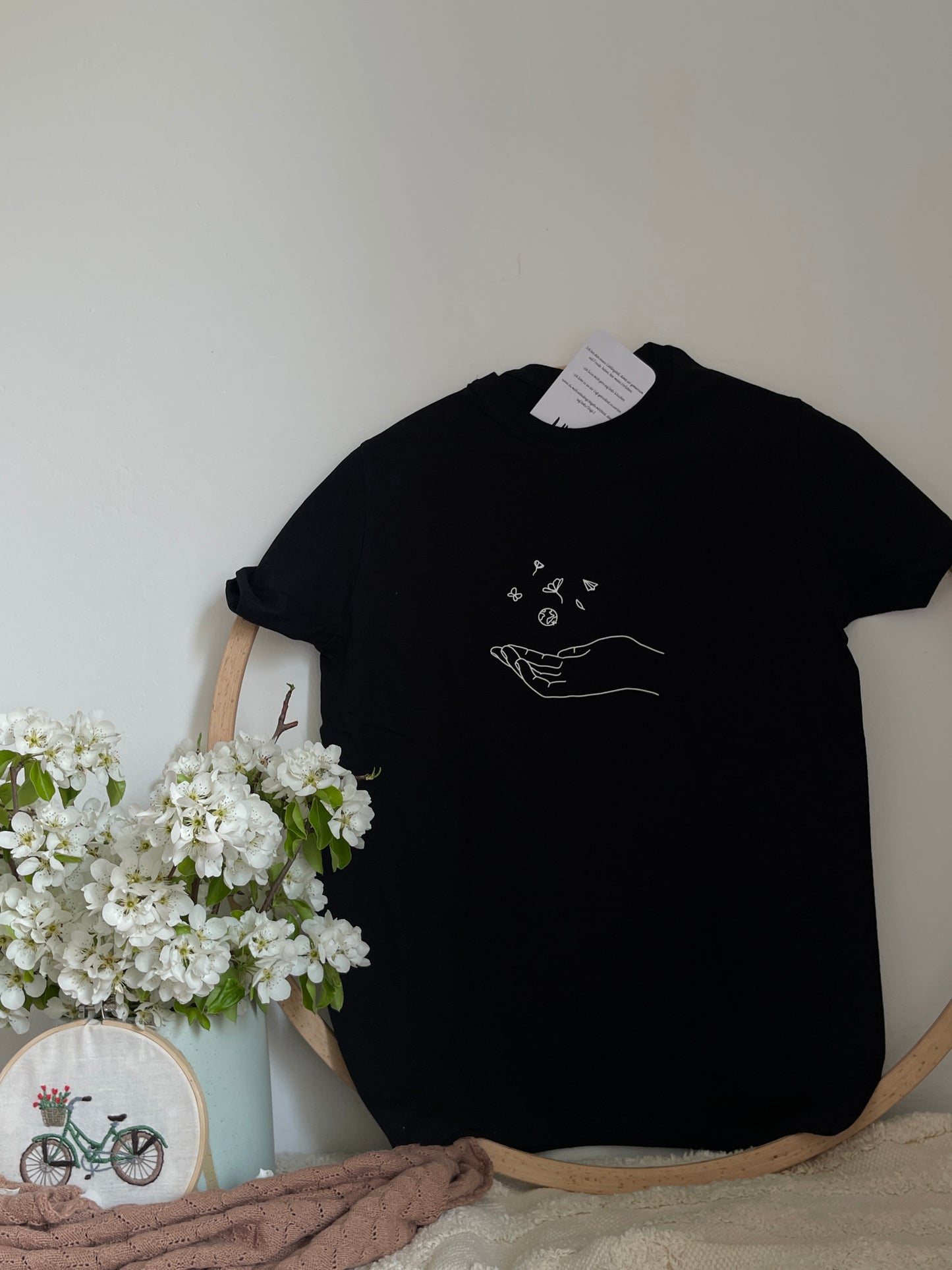 schwarzes T-Shirt "Magic in your hands" bedruckt mit kurzem Arm