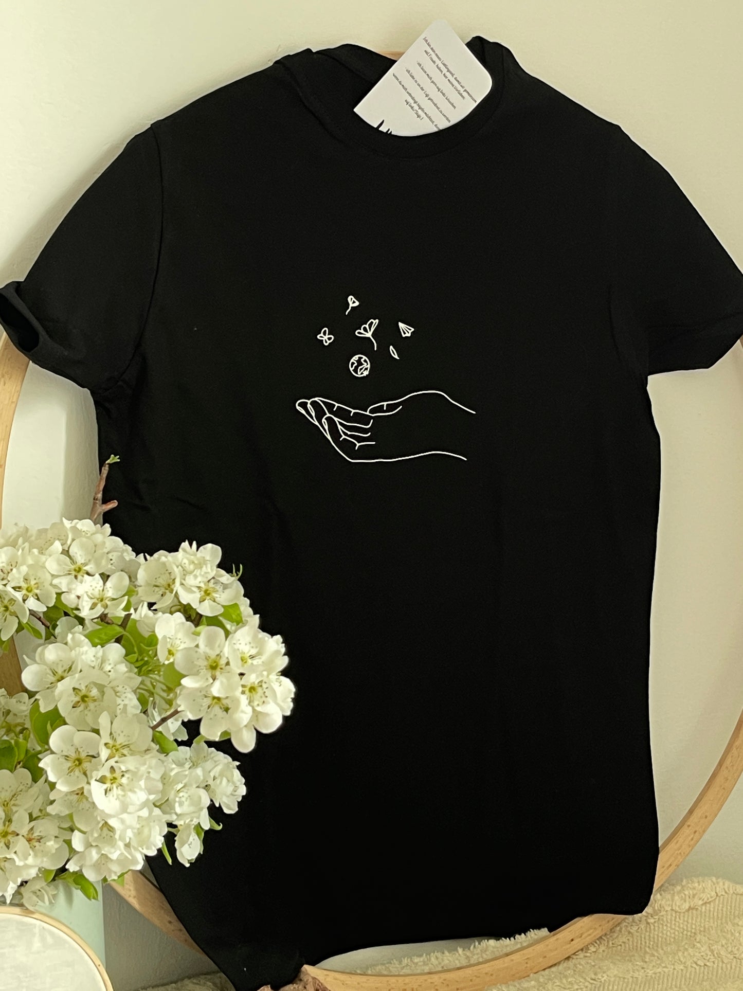 schwarzes T-Shirt "Magic in your hands" bedruckt mit kurzem Arm