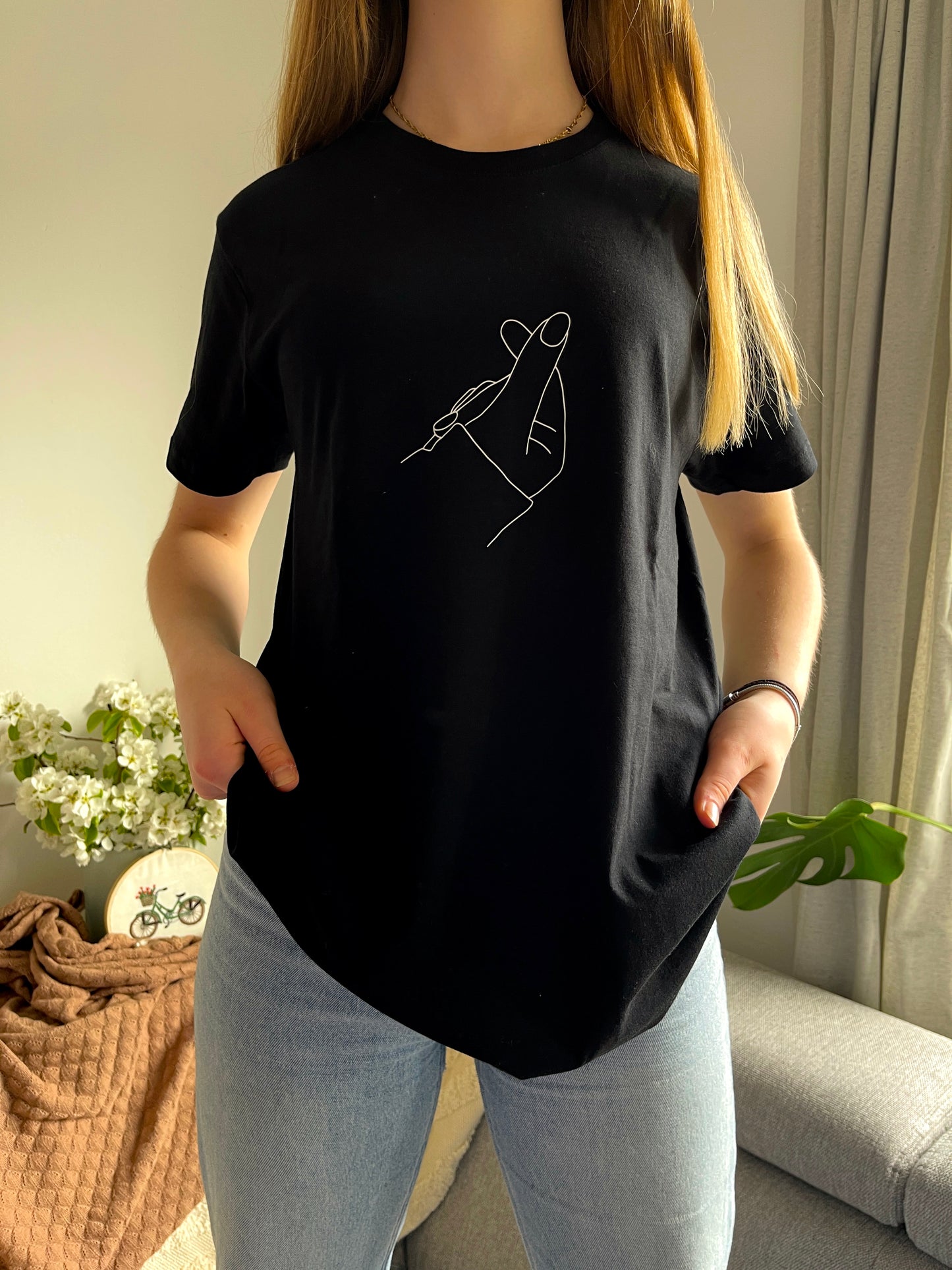 schwarzes T-Shirt "Heart" bedruckt mit kurzem Arm