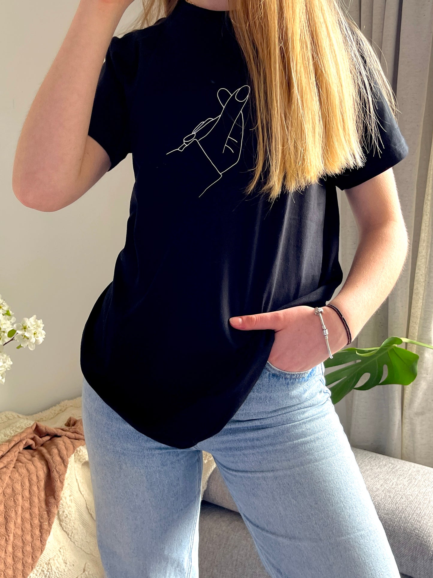schwarzes T-Shirt "Heart" bedruckt mit kurzem Arm