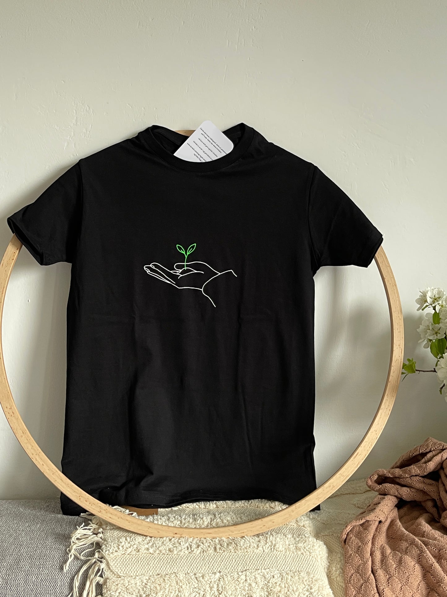 schwarzes T-Shirt bedruckt "Hoffnung" mit kurzem Arm
