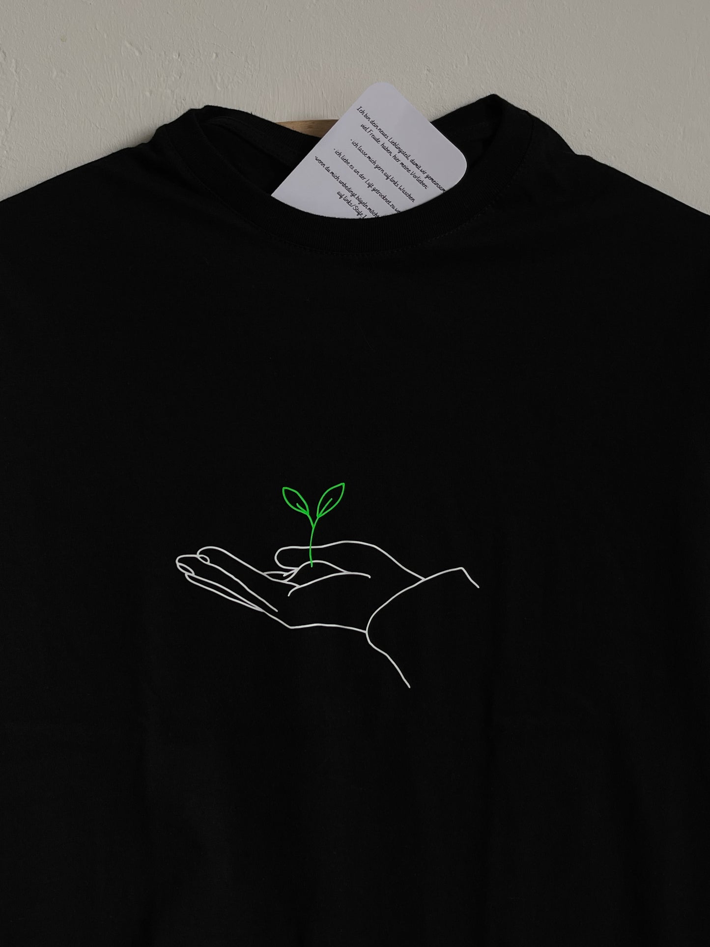 schwarzes T-Shirt bedruckt "Hoffnung" mit kurzem Arm