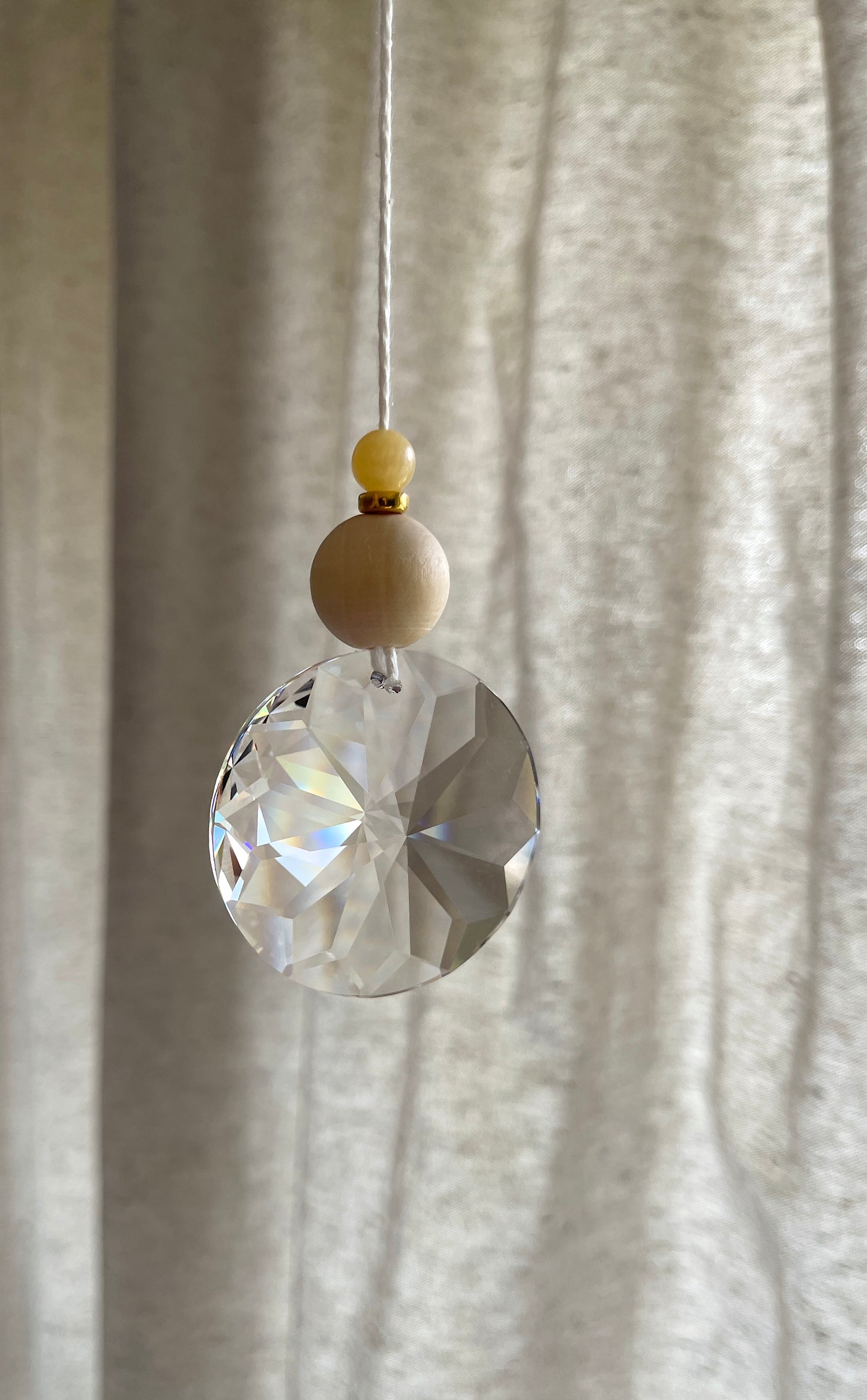 Sonnenfänger Regenbogenkristall "Eleonor" mit Heilstein und vergoldeter Keramikperle