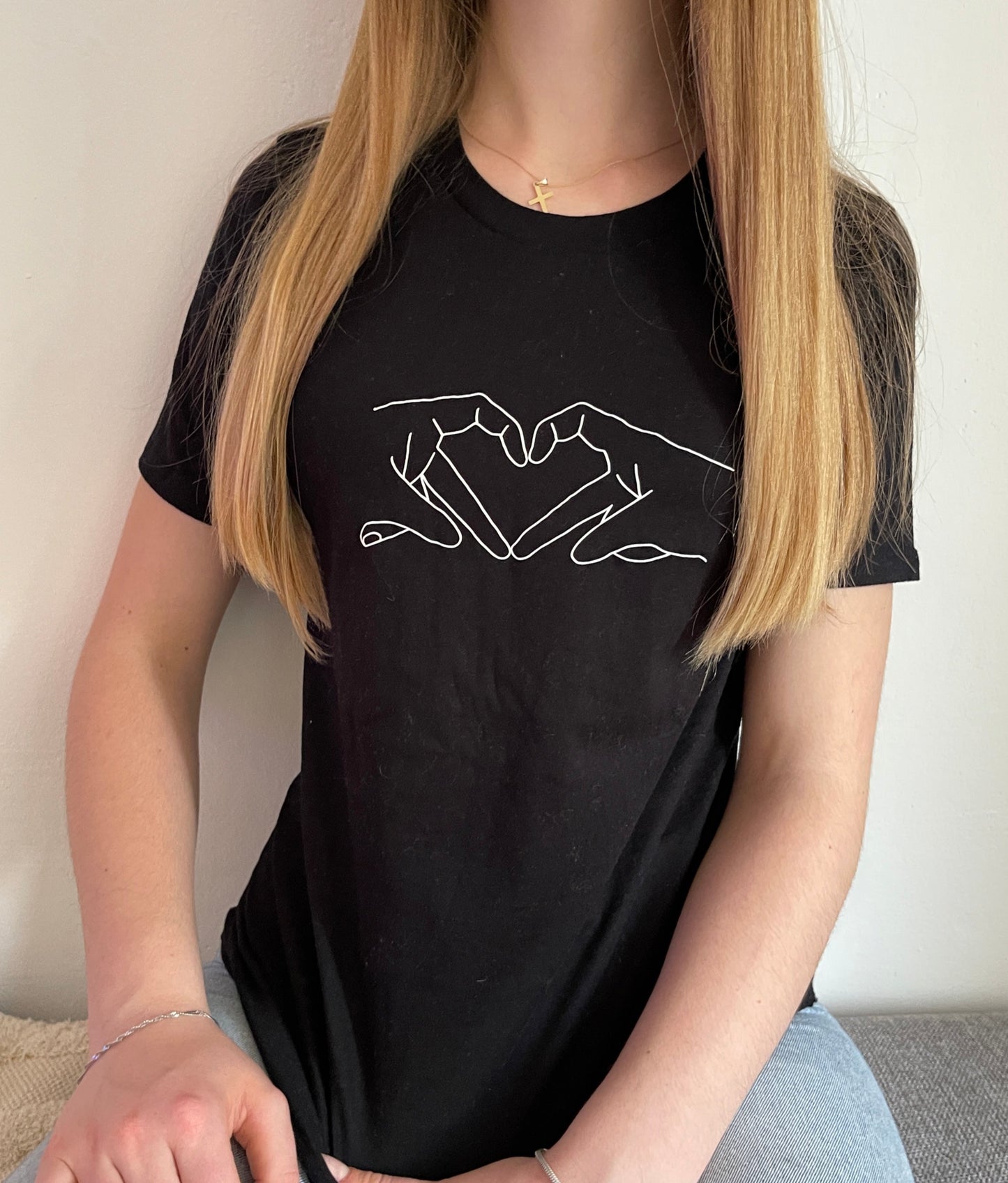 schwarzes T-Shirt "Herzensmensch" bedruckt mit kurzem Arm