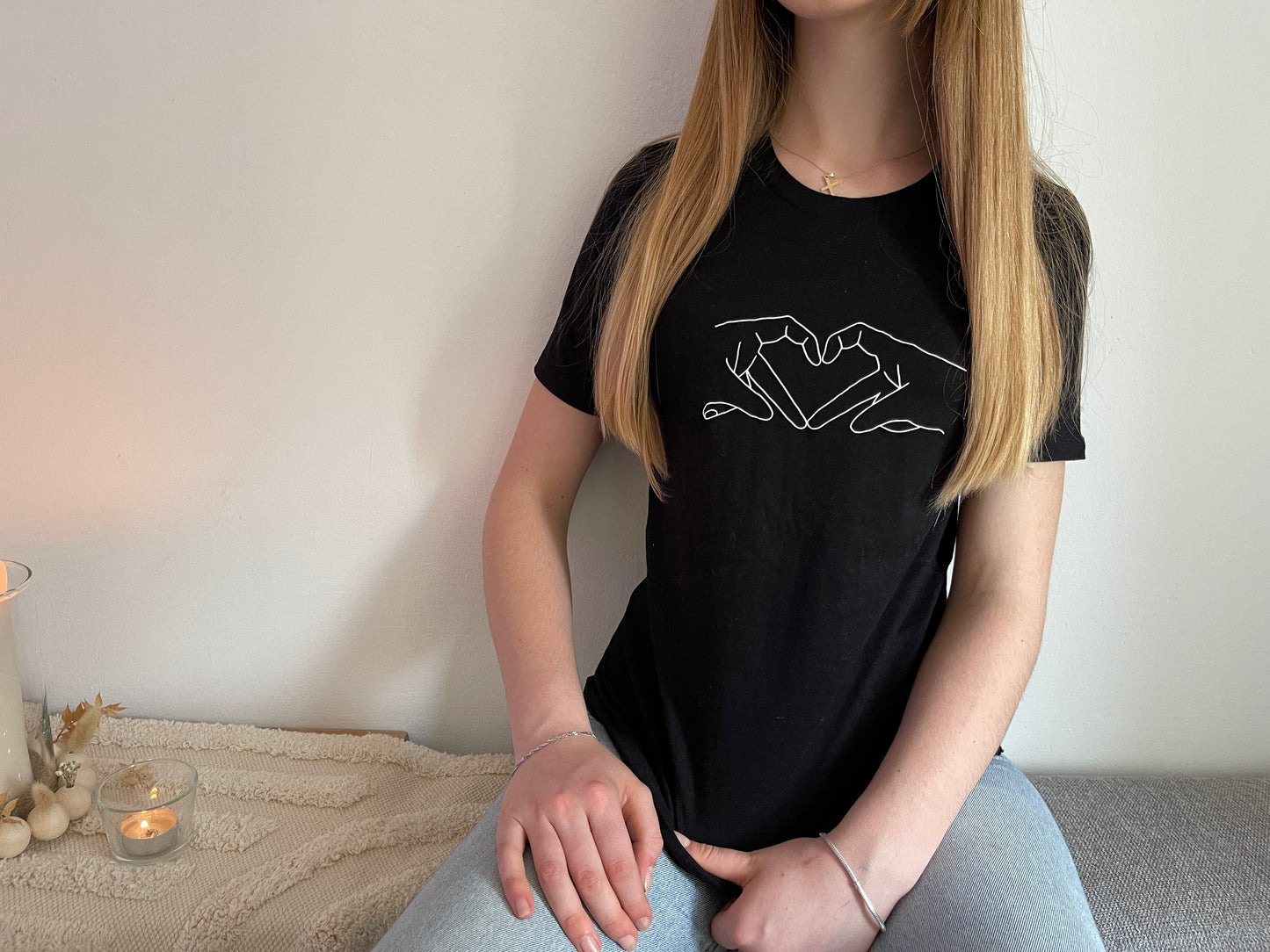 schwarzes T-Shirt "Herzensmensch" bedruckt mit kurzem Arm