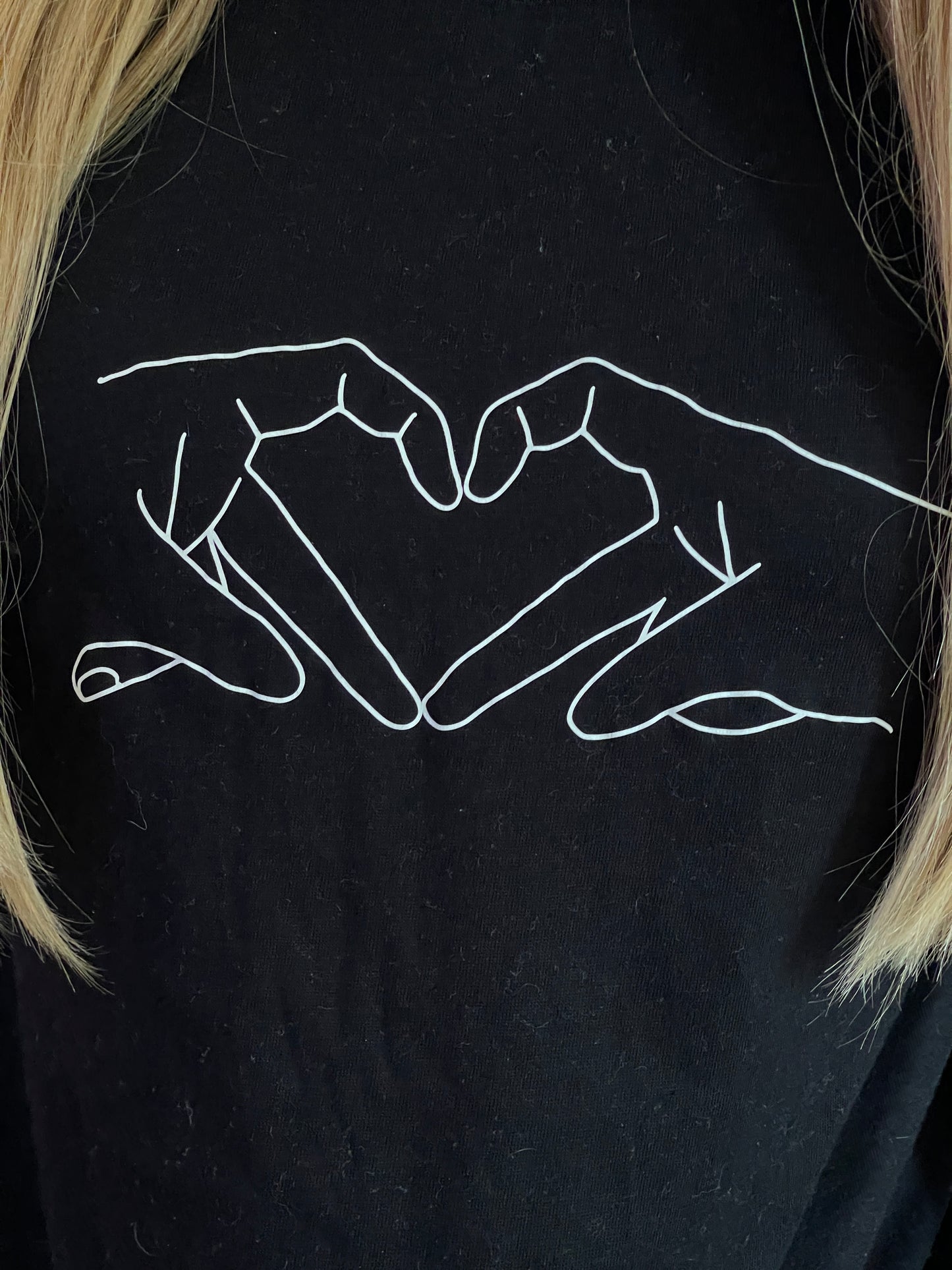 schwarzes T-Shirt "Herzensmensch" bedruckt mit kurzem Arm