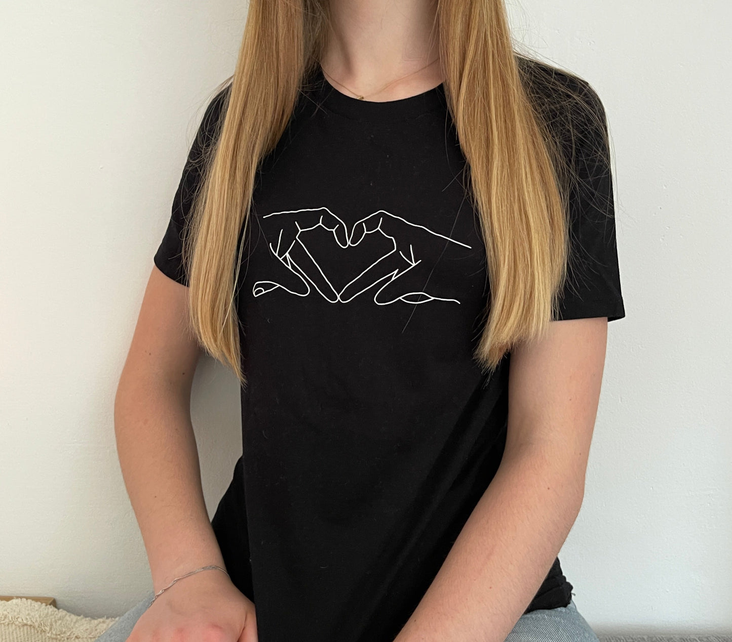 schwarzes T-Shirt "Herzensmensch" bedruckt mit kurzem Arm