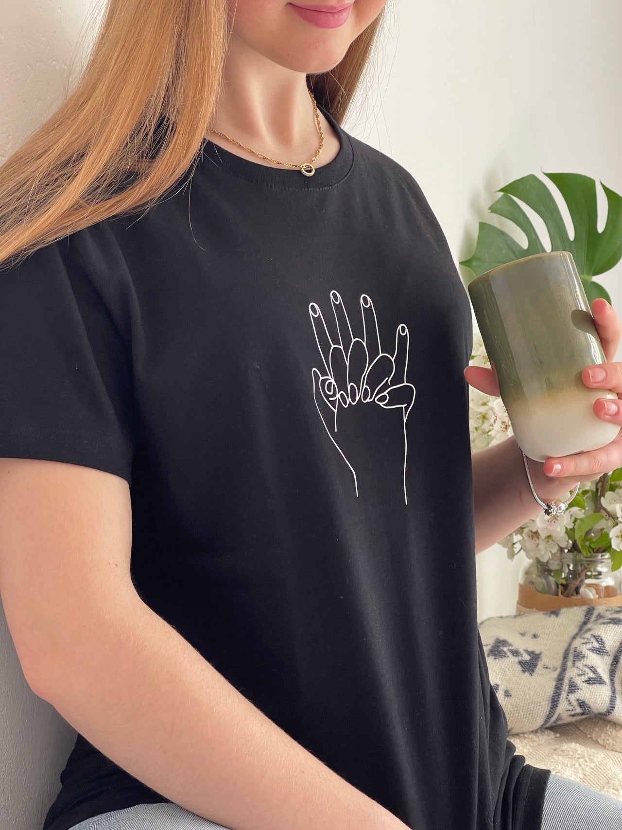 schwarzes T-Shirt "Tiefes Vertrauen" mit kurzem Arm