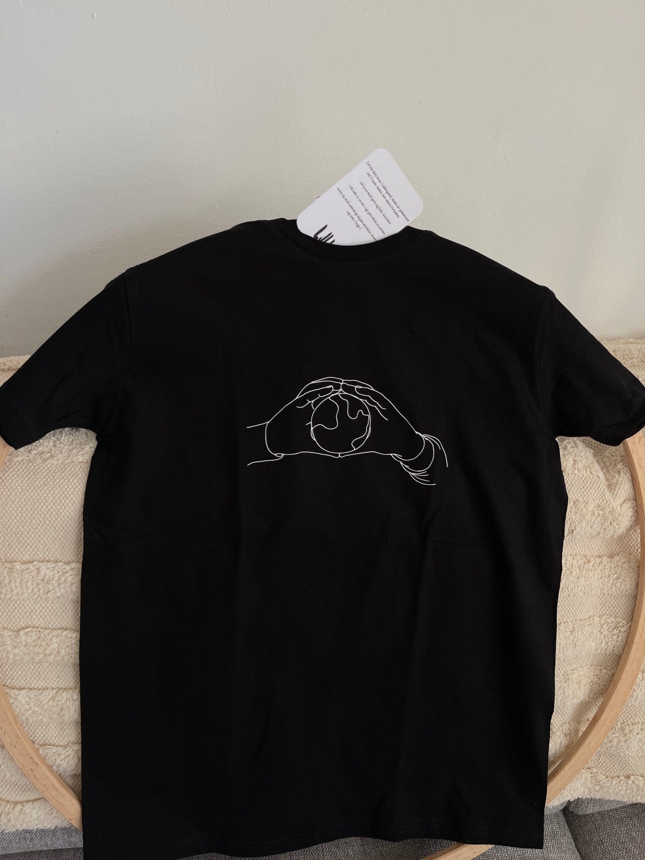 schwarzes T-Shirt "schöne Welt" bedruckt mit kurzem Arm