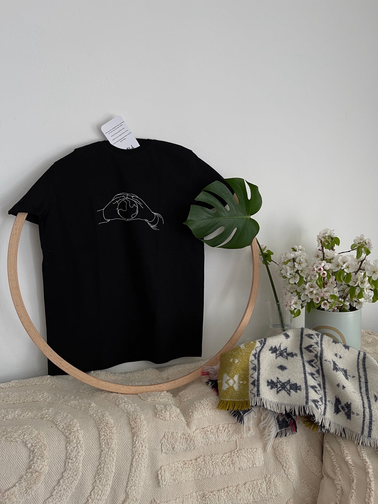 schwarzes T-Shirt "schöne Welt" bedruckt mit kurzem Arm
