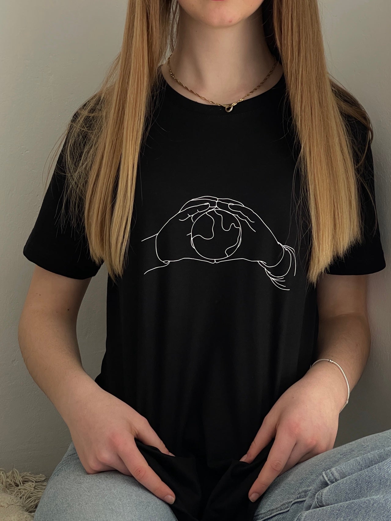 schwarzes T-Shirt "schöne Welt" bedruckt mit kurzem Arm