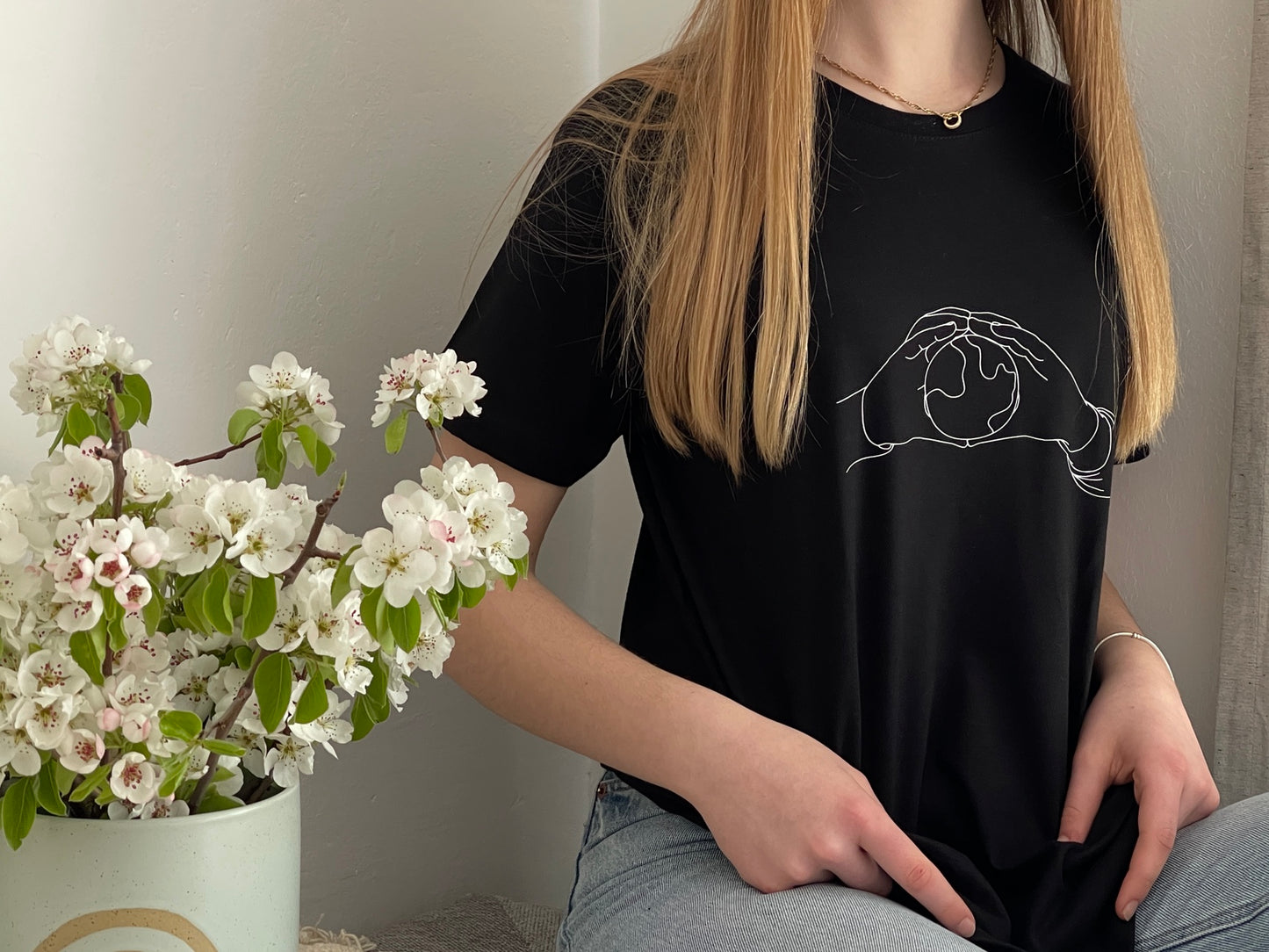 schwarzes T-Shirt "schöne Welt" bedruckt mit kurzem Arm