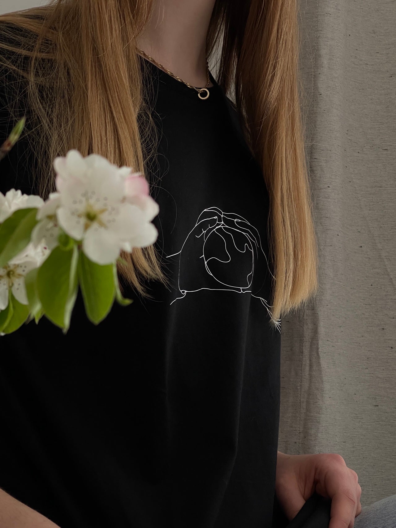 schwarzes T-Shirt "schöne Welt" bedruckt mit kurzem Arm