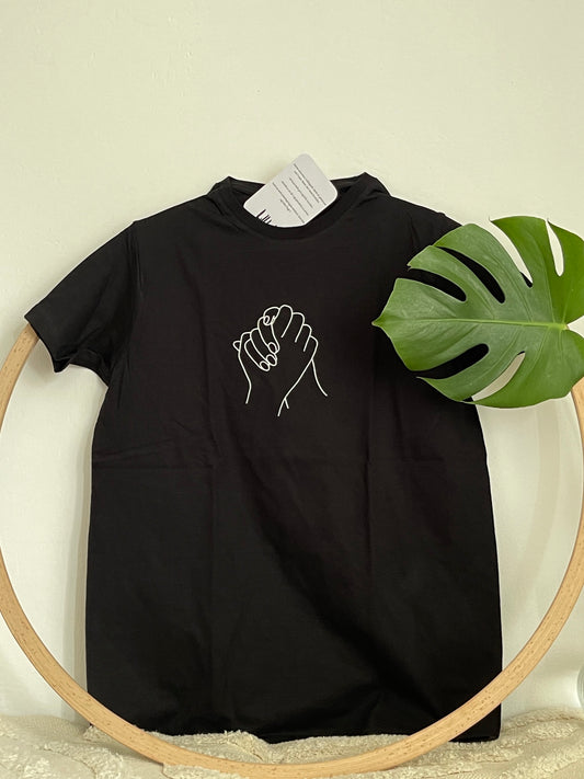 schwarzes Shirt "Zusammenhalt" bedruckt mit kurzem Arm