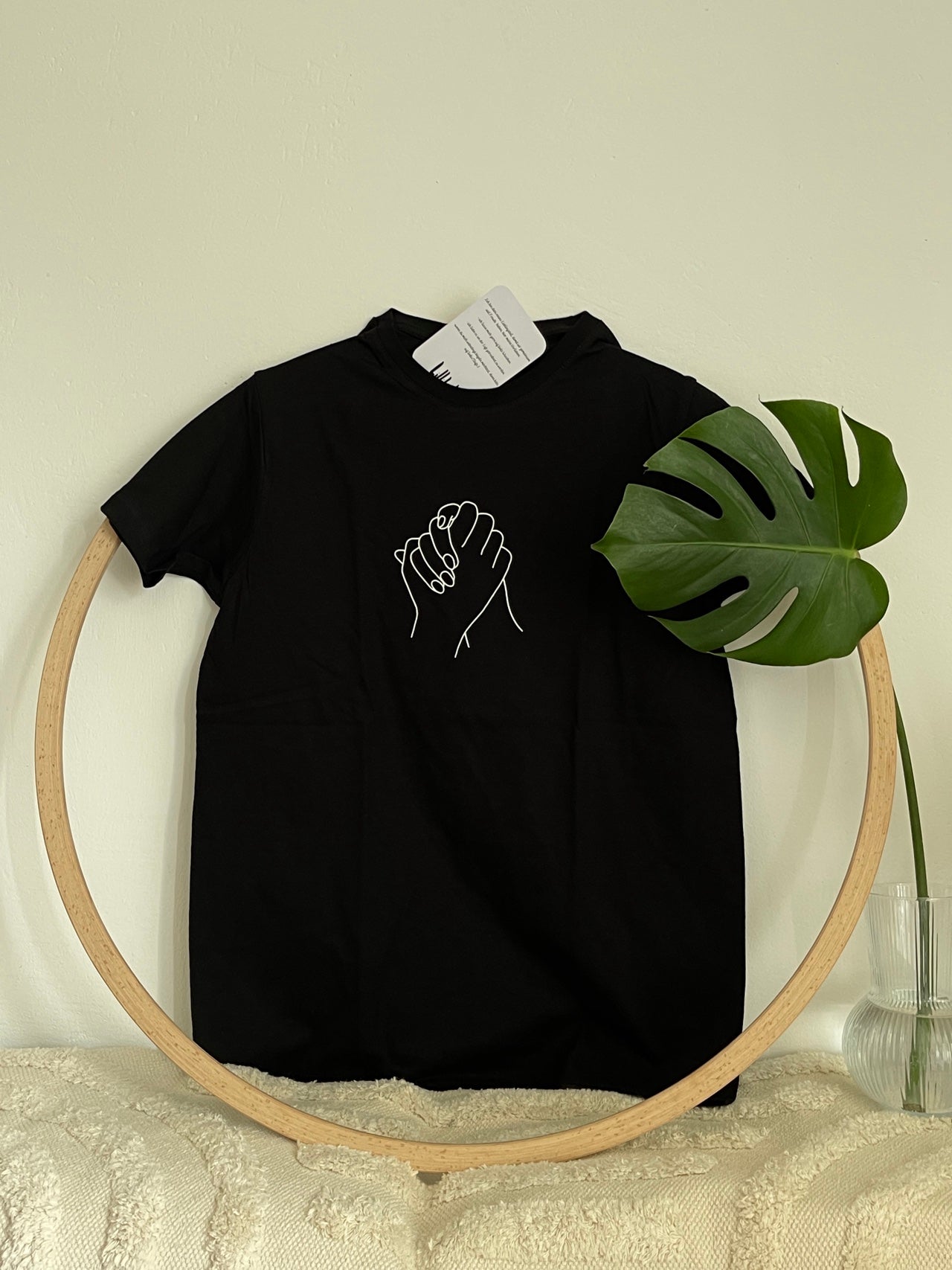 schwarzes Shirt "Zusammenhalt" bedruckt mit kurzem Arm