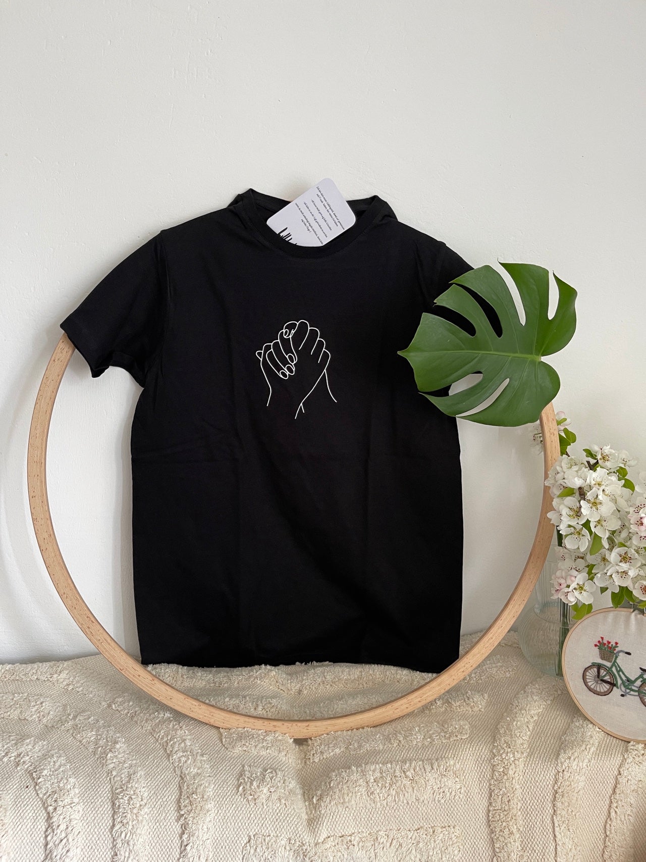 schwarzes Shirt "Zusammenhalt" bedruckt mit kurzem Arm