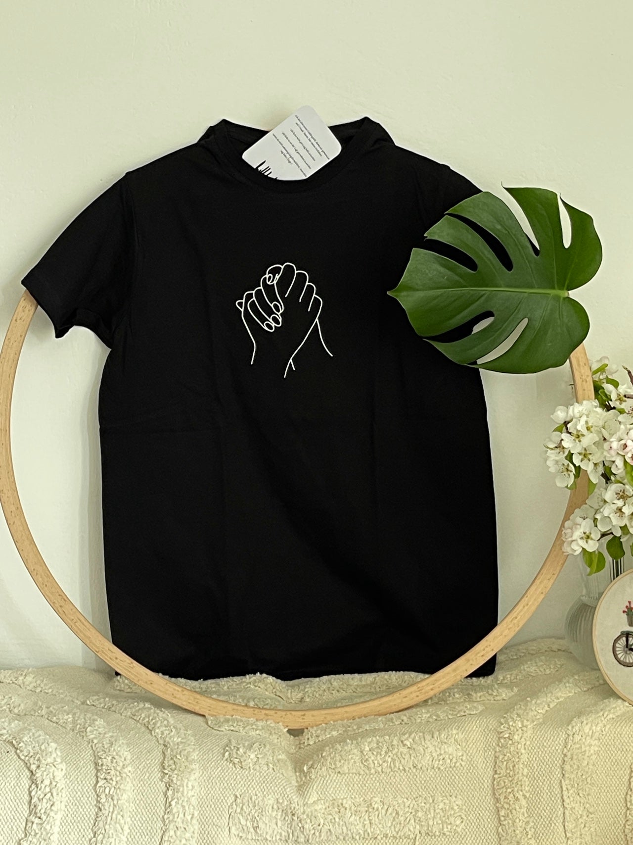 schwarzes Shirt "Zusammenhalt" bedruckt mit kurzem Arm