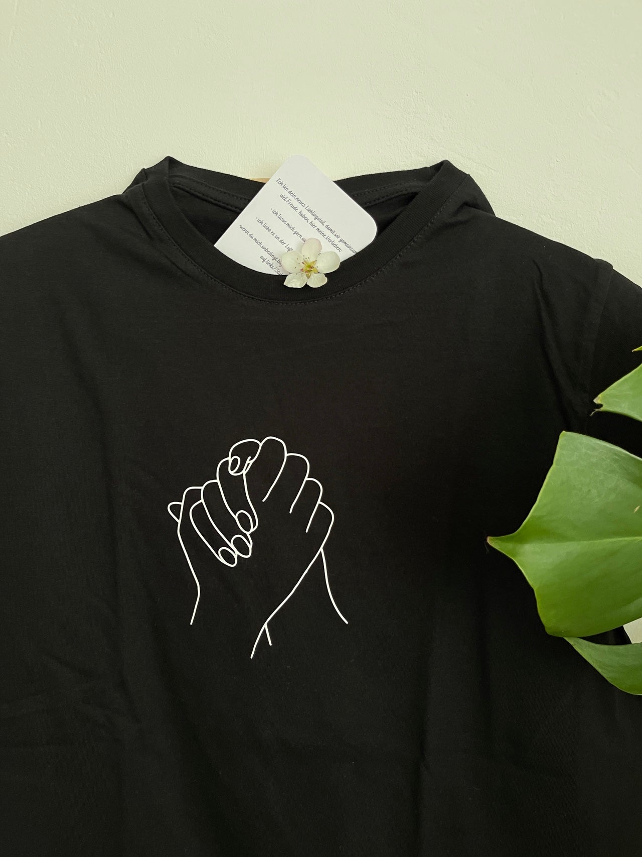 schwarzes Shirt "Zusammenhalt" bedruckt mit kurzem Arm