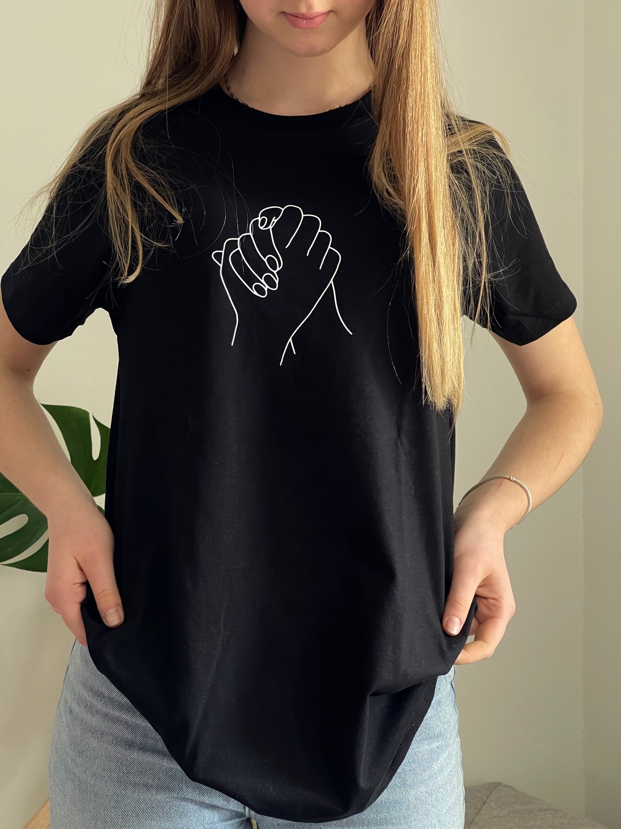 schwarzes Shirt "Zusammenhalt" bedruckt mit kurzem Arm