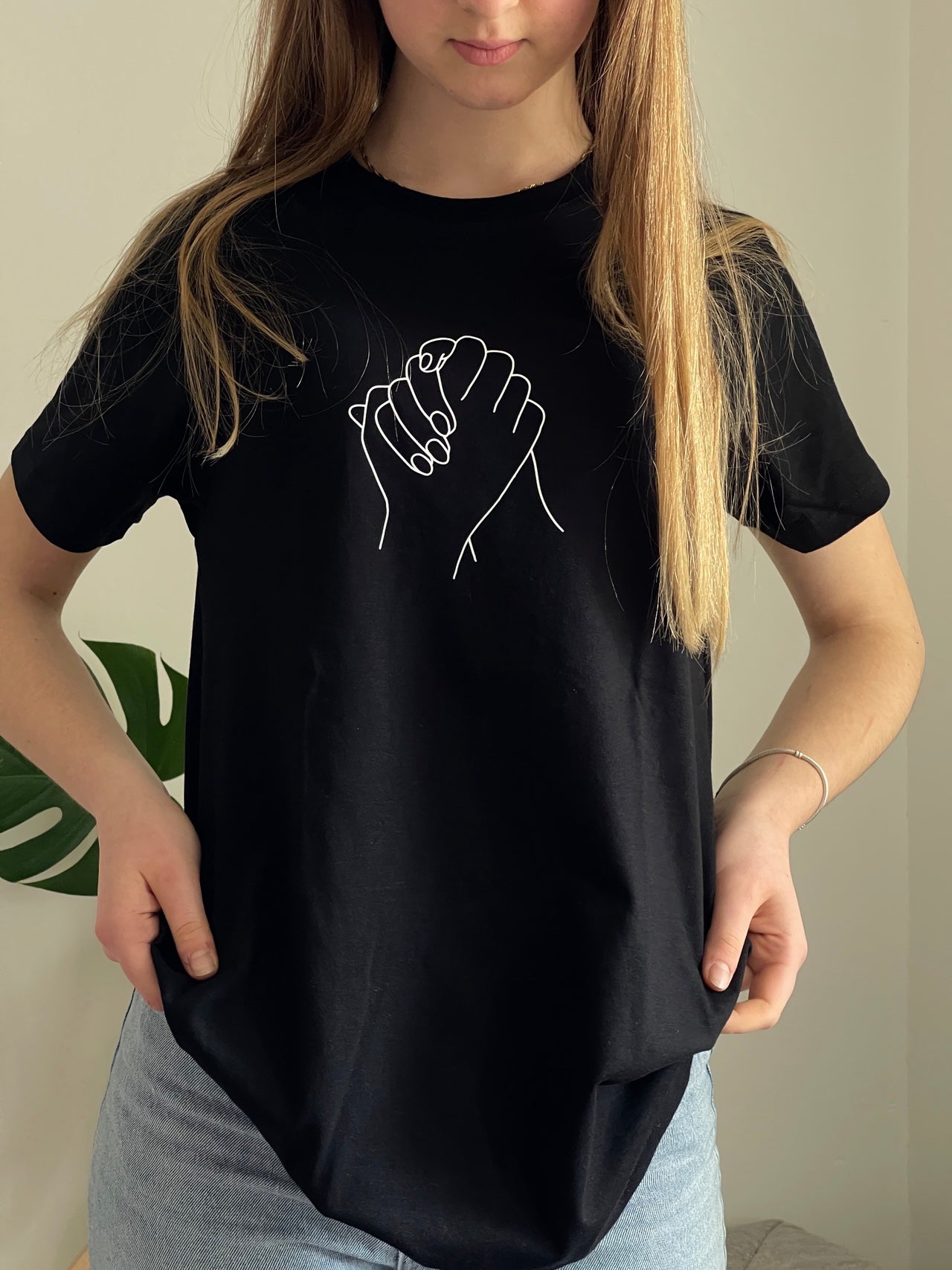 schwarzes Shirt "Zusammenhalt" bedruckt mit kurzem Arm