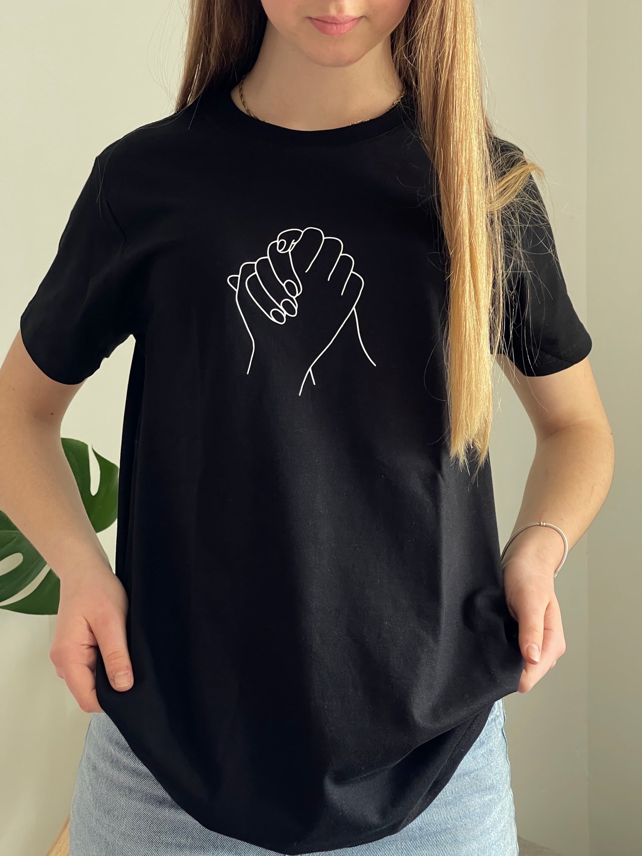 schwarzes Shirt "Zusammenhalt" bedruckt mit kurzem Arm