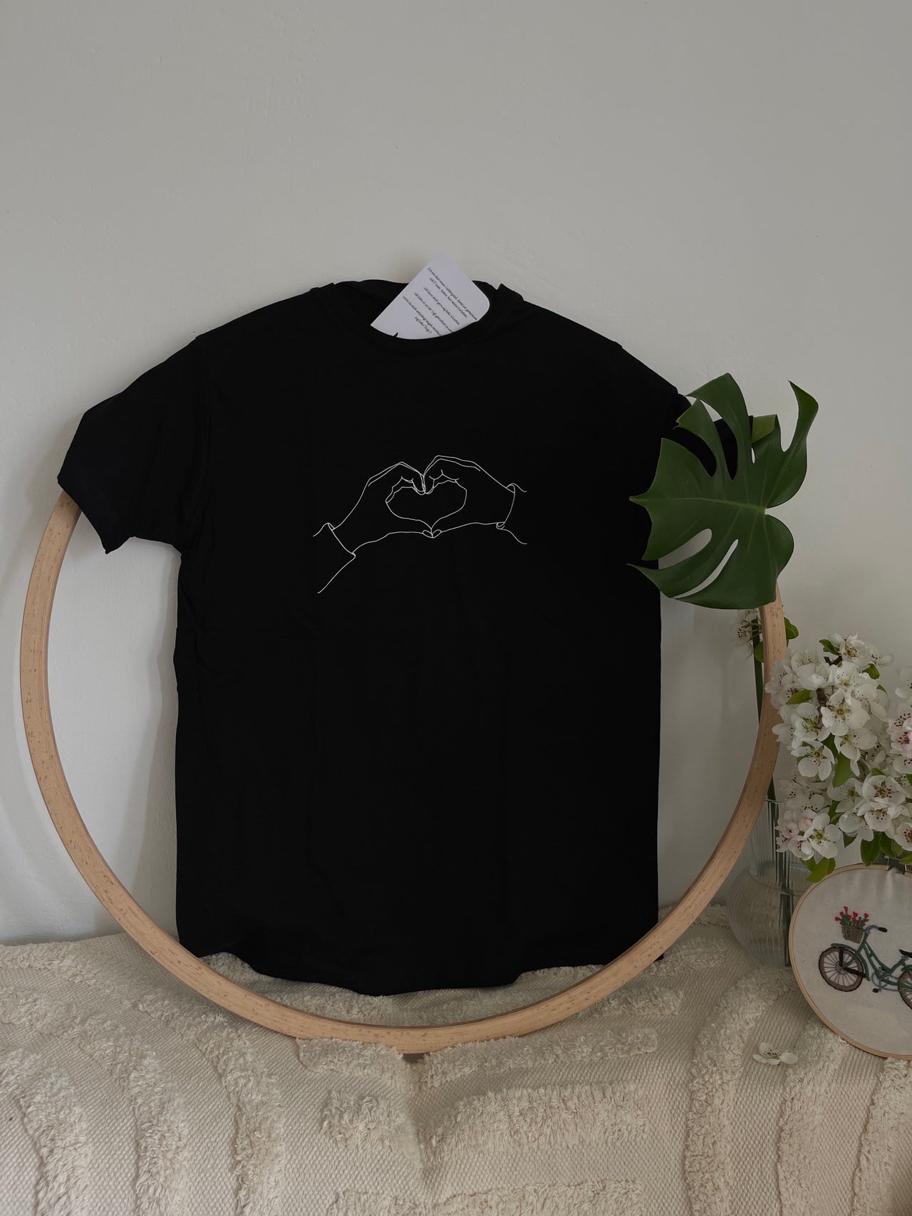 schwarzes T-Shirt von "Herz zu Herz" bedruckt mit kurzem Arm