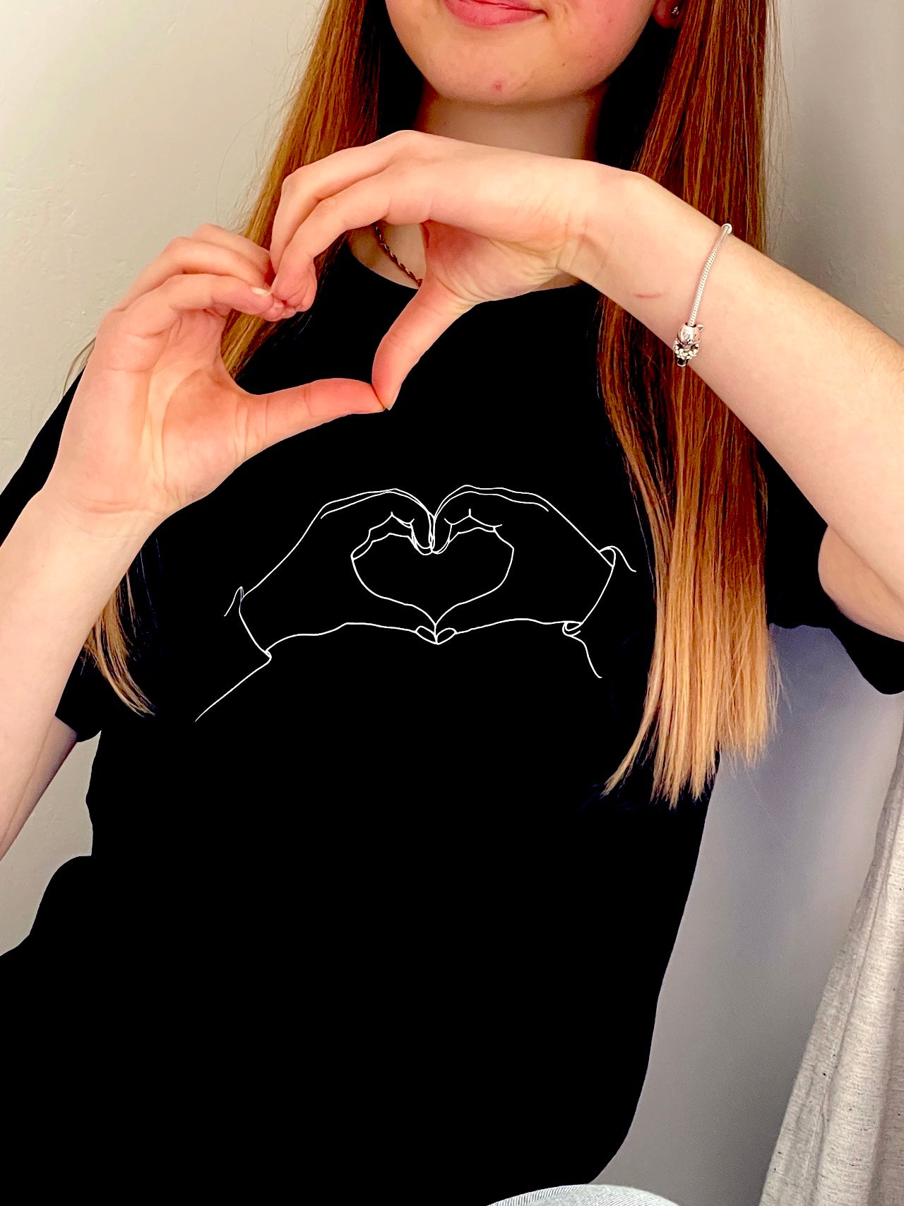 schwarzes T-Shirt von "Herz zu Herz" bedruckt mit kurzem Arm