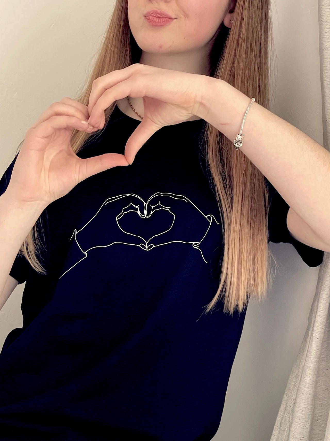 schwarzes T-Shirt von "Herz zu Herz" bedruckt mit kurzem Arm