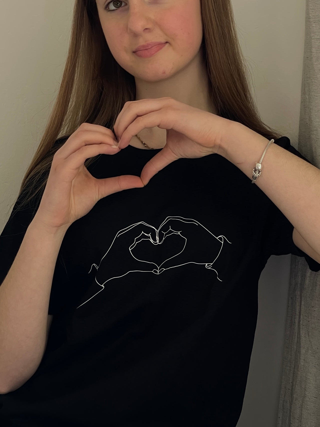 schwarzes T-Shirt von "Herz zu Herz" bedruckt mit kurzem Arm