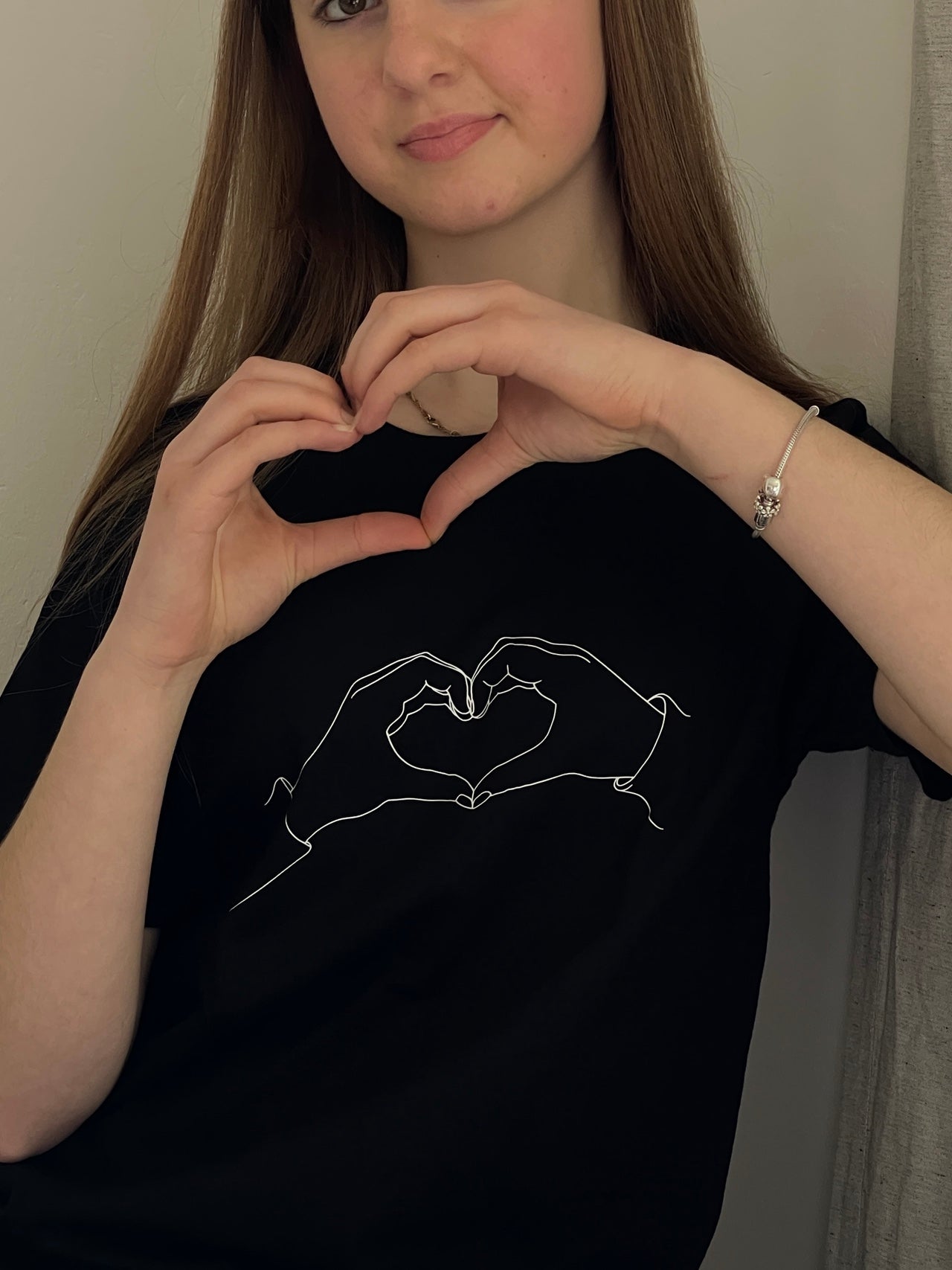 schwarzes T-Shirt von "Herz zu Herz" bedruckt mit kurzem Arm