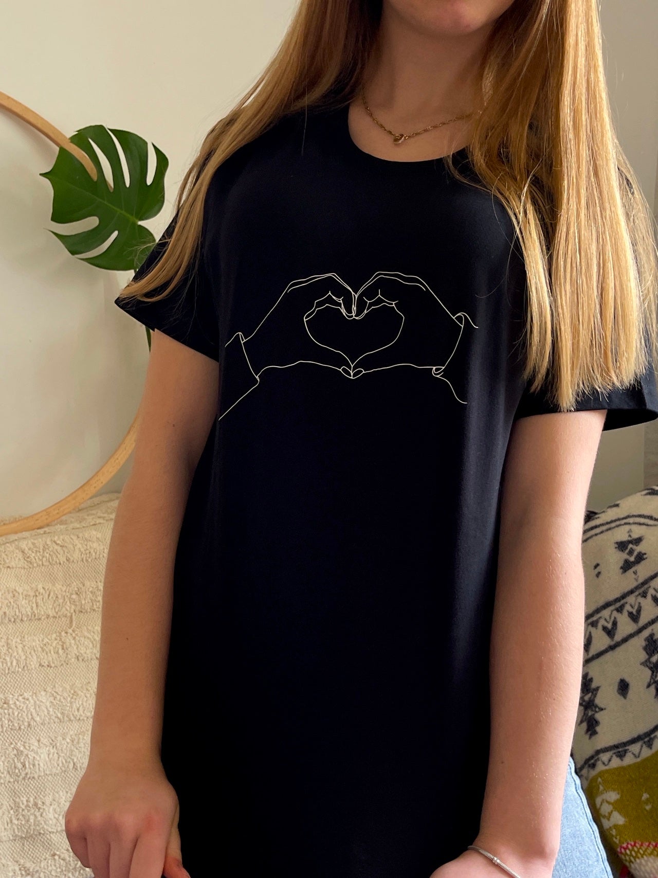 schwarzes T-Shirt von "Herz zu Herz" bedruckt mit kurzem Arm