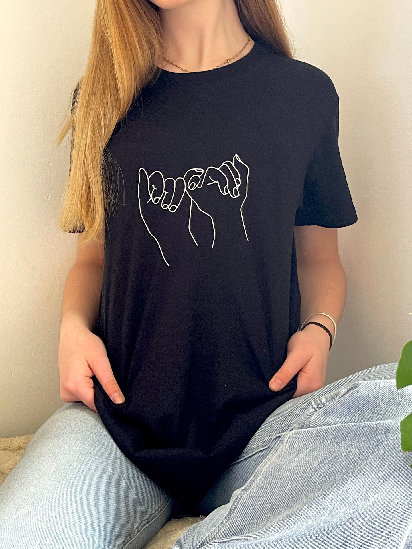 schwarzes T-Shirt "Freundschaft" bedruckt mit kurzem Arm