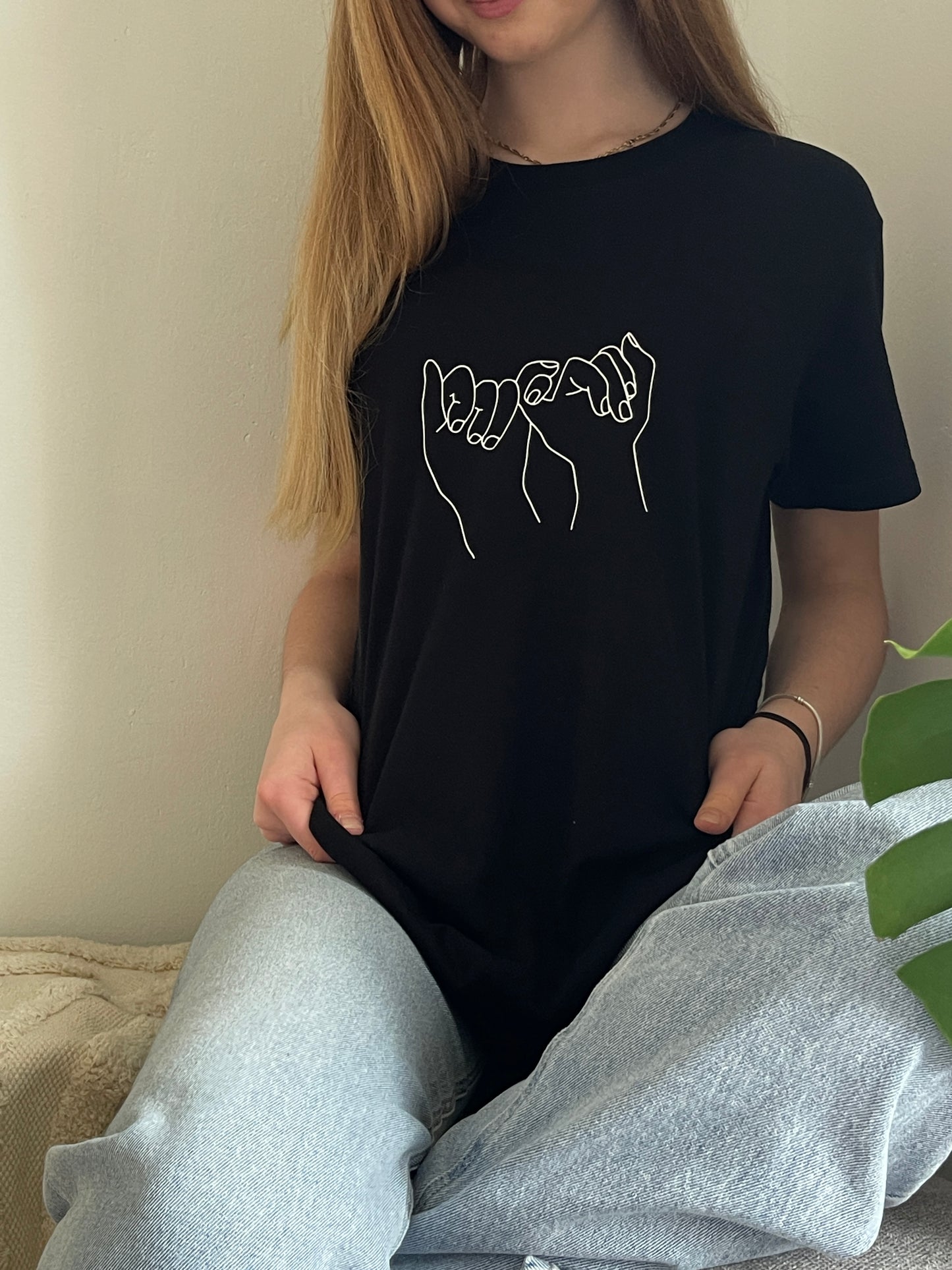 schwarzes T-Shirt "Freundschaft" bedruckt mit kurzem Arm