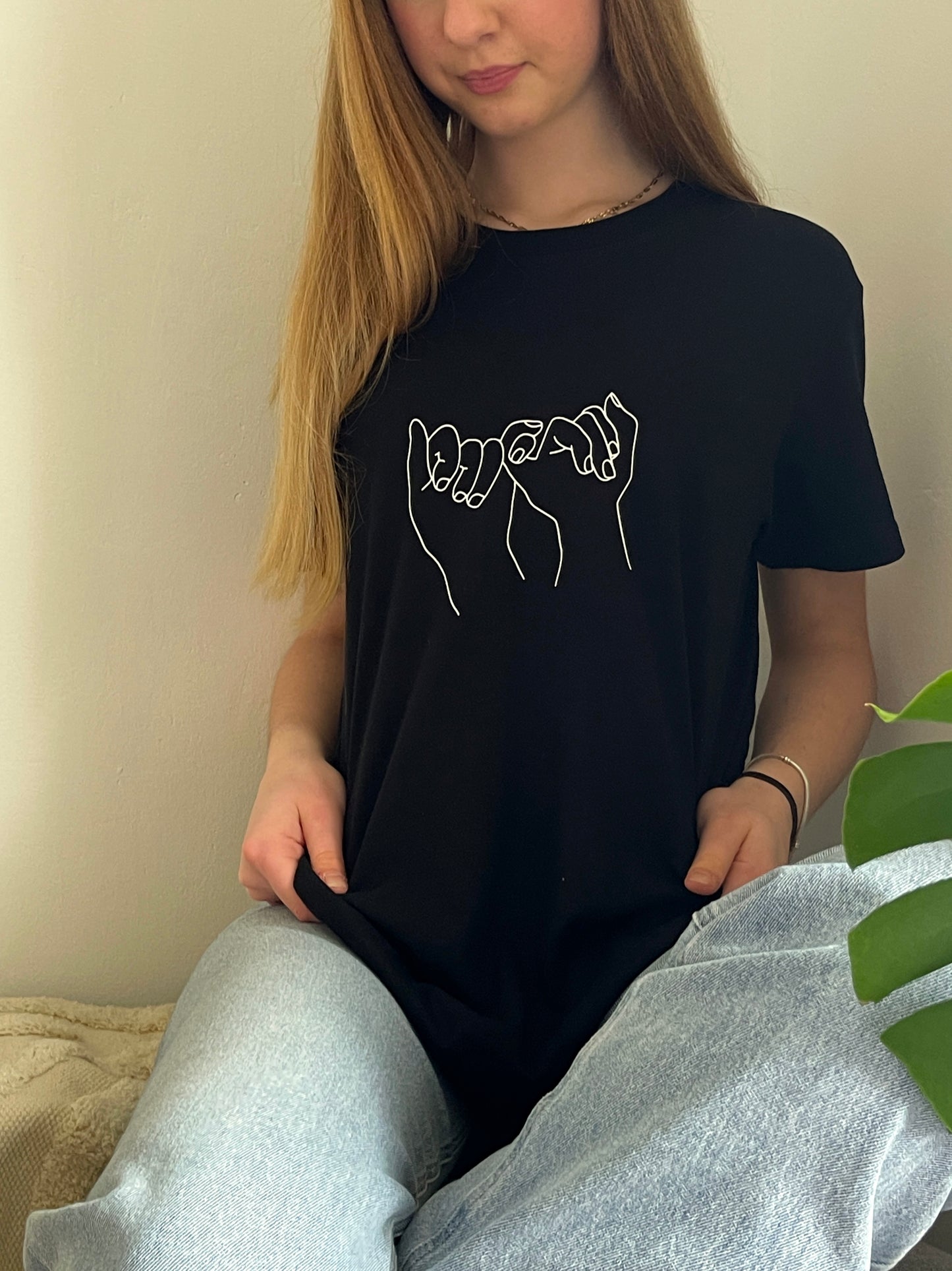 schwarzes T-Shirt "Freundschaft" bedruckt mit kurzem Arm