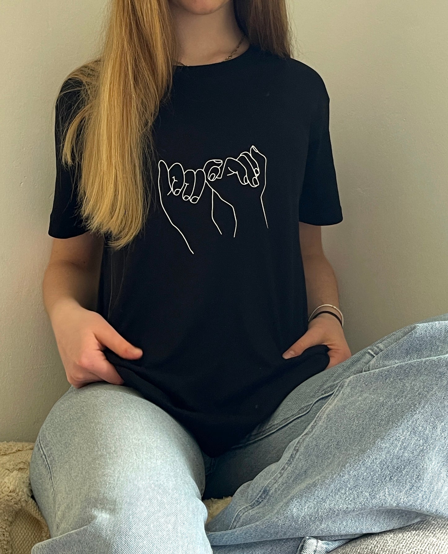 schwarzes T-Shirt "Freundschaft" bedruckt mit kurzem Arm