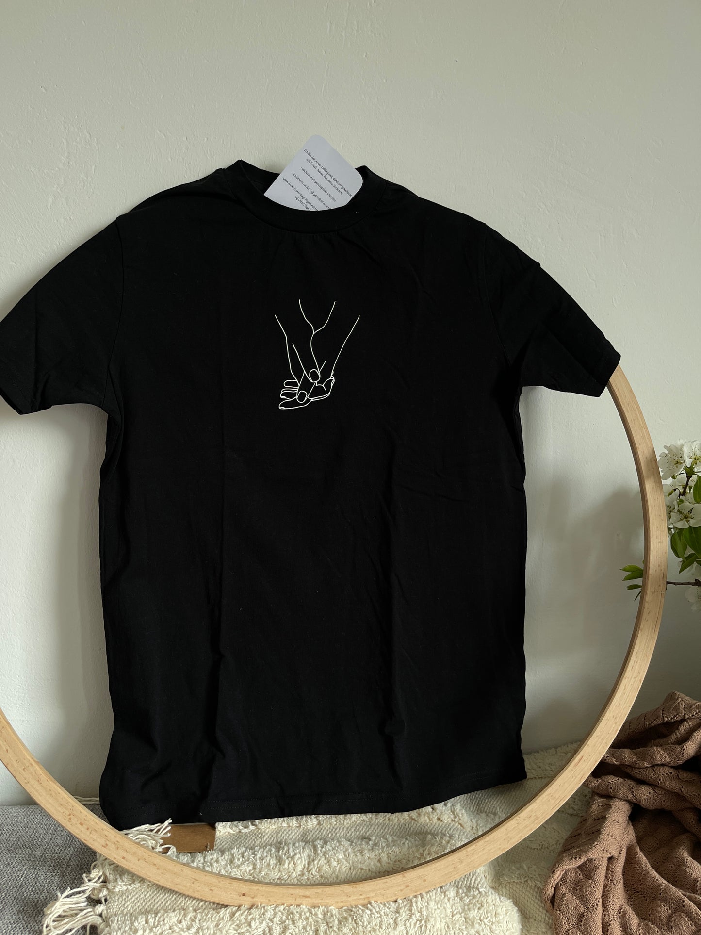 schwarzes T-Shirt bedruckt 'Hand in Hand' mit kurzem Arm