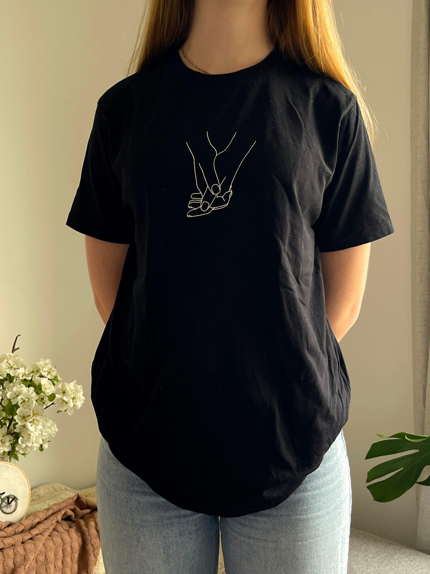 schwarzes T-Shirt bedruckt 'Hand in Hand' mit kurzem Arm