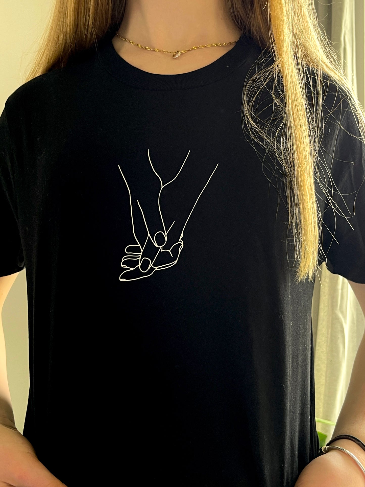 schwarzes T-Shirt bedruckt 'Hand in Hand' mit kurzem Arm