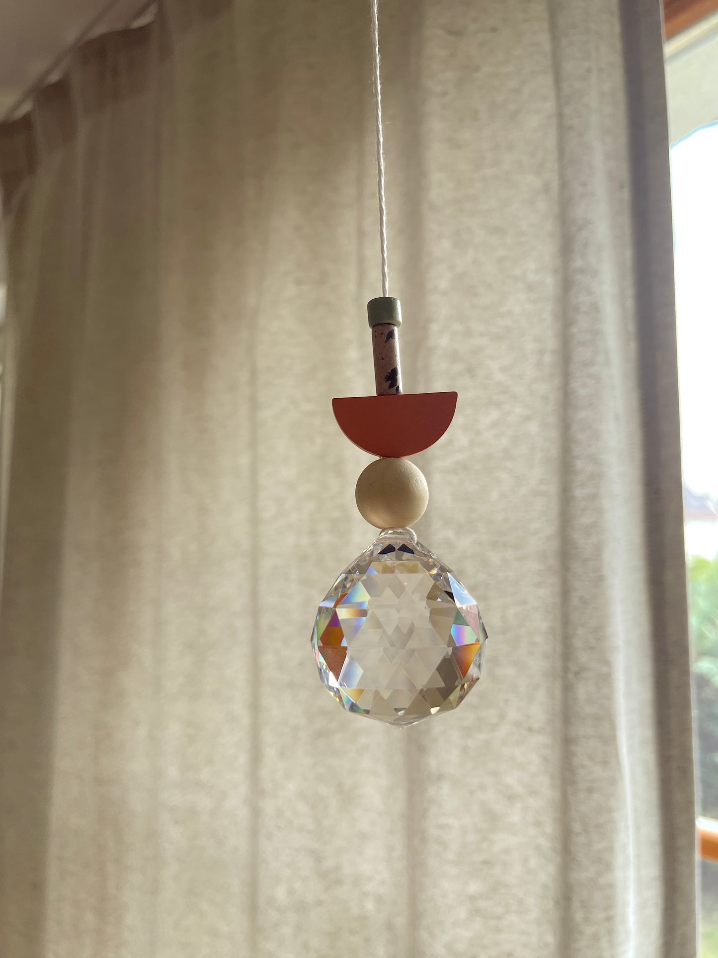 Sonnenfänger Regenbogenkristall "Edda" in zarten Tönen