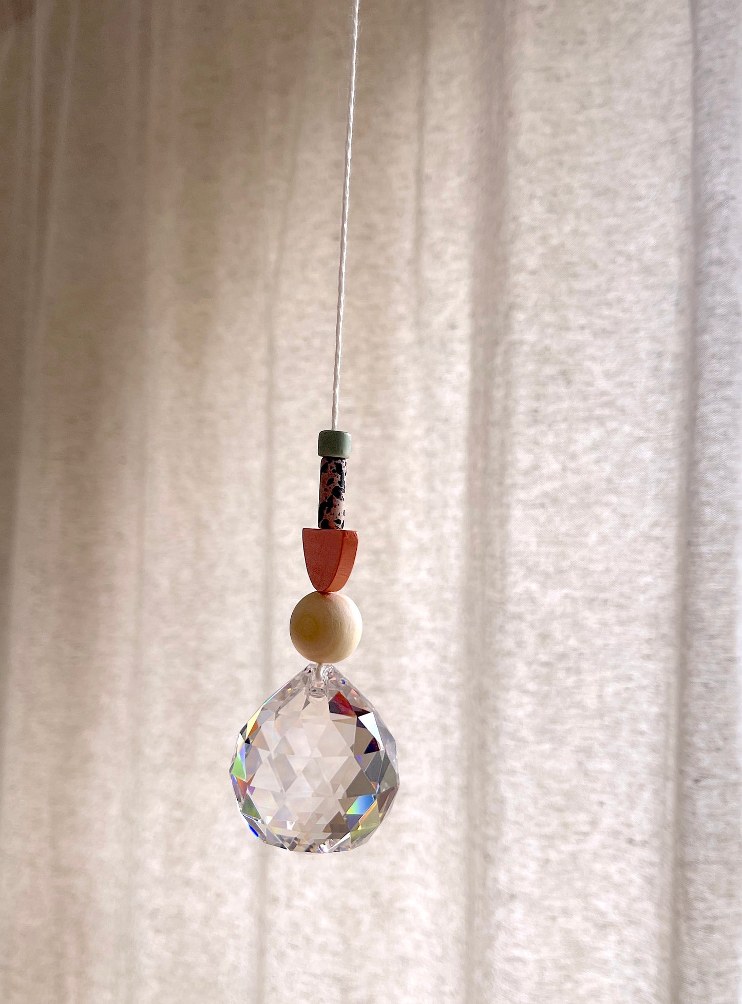 Sonnenfänger Regenbogenkristall "Edda" in zarten Tönen