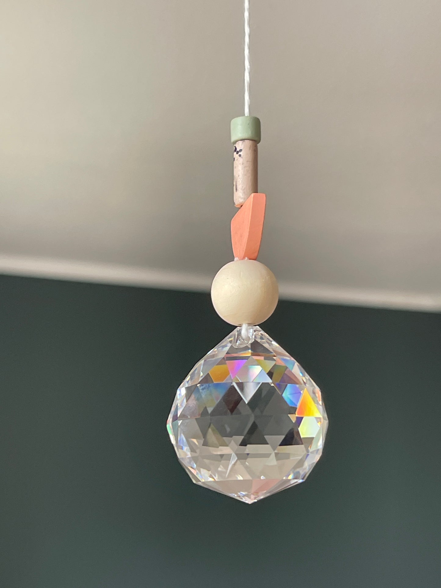 Sonnenfänger Regenbogenkristall "Edda" in zarten Tönen