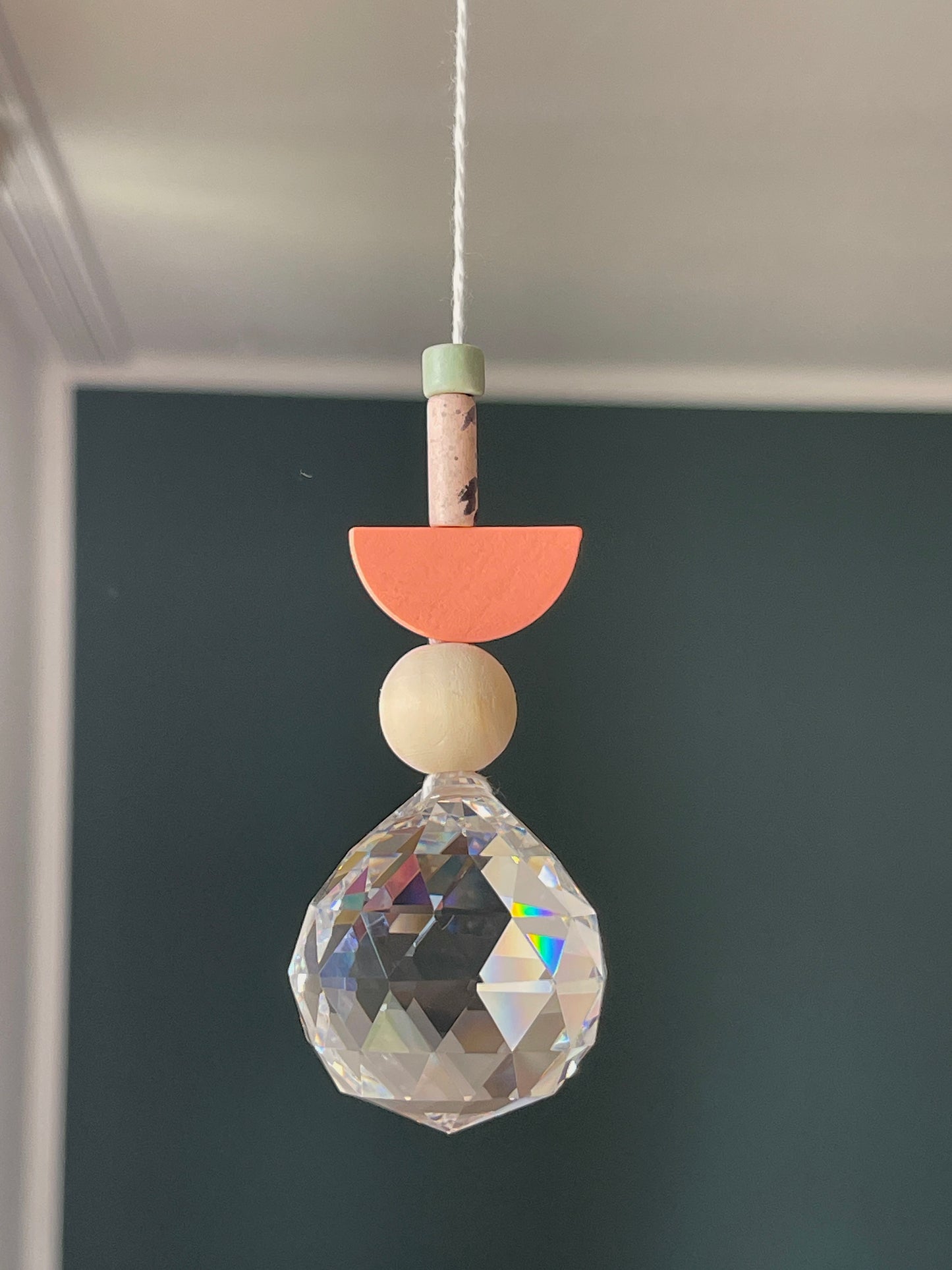 Sonnenfänger Regenbogenkristall "Edda" in zarten Tönen