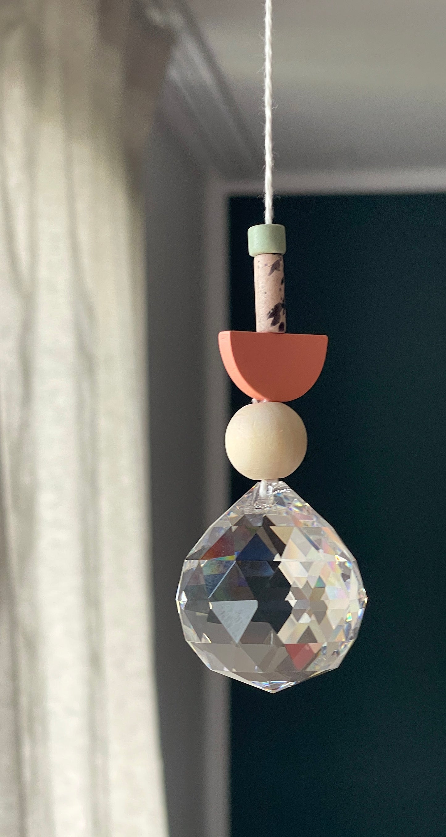 Sonnenfänger Regenbogenkristall "Edda" in zarten Tönen