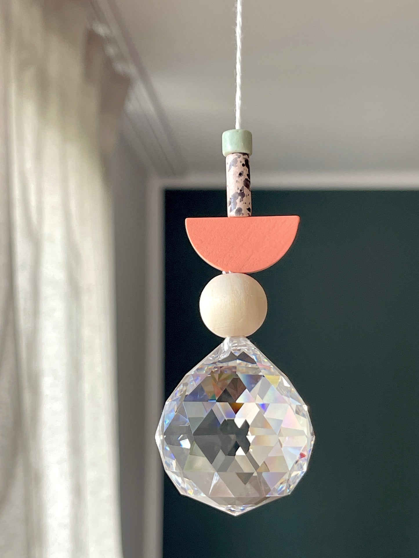 Sonnenfänger Regenbogenkristall "Edda" in zarten Tönen