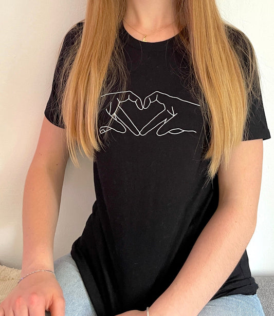schwarzes T-Shirt "Herzensmensch" bedruckt mit kurzem Arm