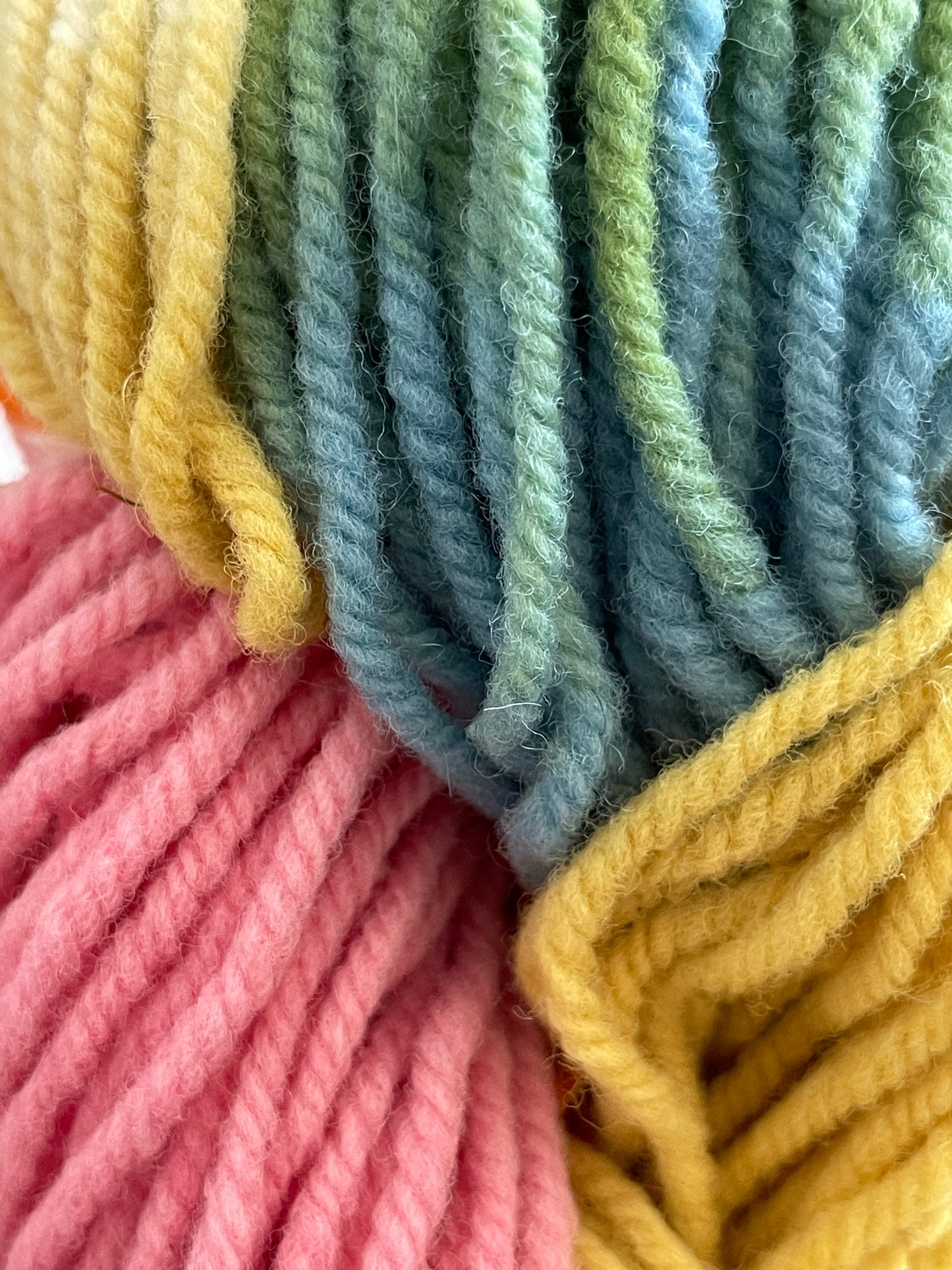 Strickgabel mit hochwertiger Wolle in Pastelltönen